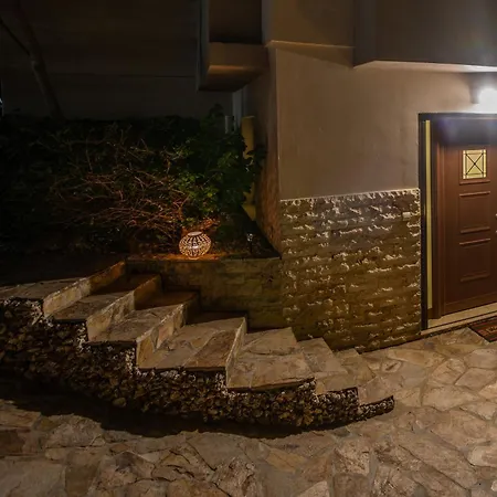 Lila's House With Parking Apartament